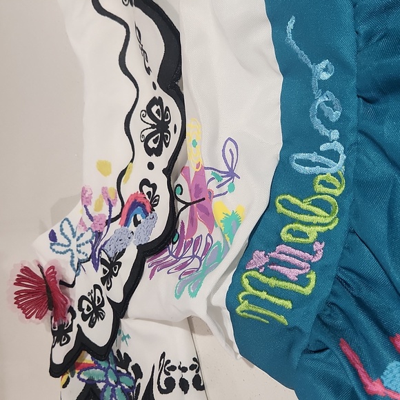 Beautiful DIsney Encanto " MIrabel" youth costume with accessories - Picture 6 of 8